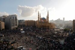 Демонстранти кидали каміння та палили багаття, вступали в сутички з поліцією та військовими. Ті застосовували проти них гумові кулі та сльозогінний газ