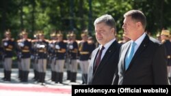 Президент України Петро Порошенко (ліворуч) та президент Румунії Клаус Йоганніс у Бухаресті