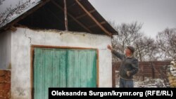 Umer Abduveliyev ev azbarındaki garaj kirişini köstere