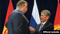 Президент Алмазбек Атамбаев 2012-жылы Бельяниновду “Данакер” ордени менен сыйлаган