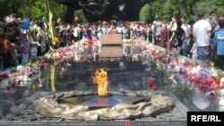 Алматыдағы 28 панфиловшы жауынгер саябағындағы мәңгілік  алауға гүл қойып жатқан жұрт. Азаттық архивіндегі фото.