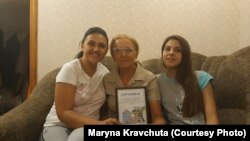 Марина Кравчута с матерью и дочкой в квартире.