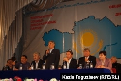 Сопредседатель Общенациональной социал-демократической партии Жармахан Туякбай открыл предвыборный съезд партии. Алматы, 26 ноября 2011 года.