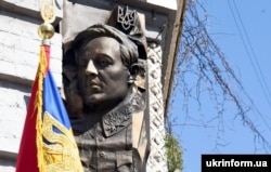 Меморіальний барельєф Симону Петлюрі під час урочистостей з нагоди 140-річчя з дня народження голови Директорії, головного отамана військ і флоту Армії УНР Симона Петлюри. Київ, 22 травня 2019 року