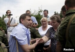 Ватажок угруповання «ДНР» Олександр Захарченко (ліворуч) у Донецьку. 15 червня 2015 року