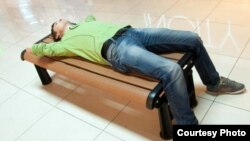 Блогер Данил Иванов супермаркетте демалып жатыр. (Жеке мұрағаттағы сурет).