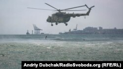 Стрибють бійці з висоти 5-7 метрів у надлегкому спорядженні (гідрокостюм, ласти, маска)