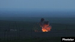 Палаюча військова техніка в районі бойових дій в Нагірному Карабасі. 4 квітня 2016 року