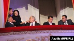 Рөстәм Миңнеханов (с), Миңтимер Шәймиев, Илсур Метшин, Айрат Сибагатуллин "Үзгәреш җиле" тамашасында