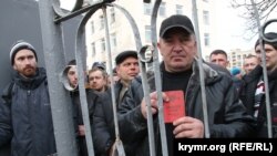 Біля одного з військкоматів в окупованому Криму на початку російської анексії