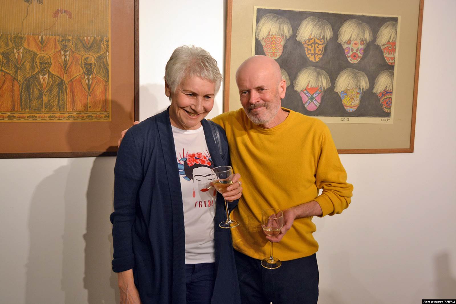 Художник Шамиля Гулиев и куратор Валерия Ибраева на открытии выставки «Многовекторность: из жизни чиновников и художников», Алматы, 4 апреля 2019 года. 