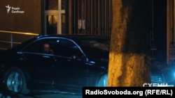 «Мерседес» із депутатом від «Народного фронту» Сергієм Пашинським виїжджає з території ГПУ. 9 лютого 2017 року