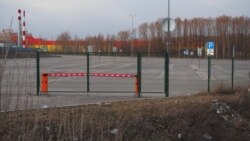 Абсолютно пустая парковка на месте вырубленной пойменной рощи.