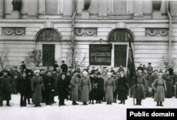 Камандаваньне Першага Беларускага камуністычнага атраду і супрацоўнікі петраградзкага аддзелу Белнацкаму ля Публічнай бібліятэкі ў Петраградзе. Студзень 1919 г.