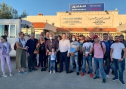 Українці на кордоні Лівану із Сирією разом із консулом України в Алеппо Тамером Альтунсі. Фото надане Посольством України в Лівані