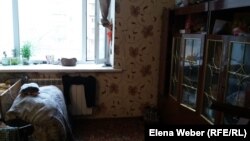 Комната, в которой живет сирота вместе с бабушкой Сайран Абеновой. Караганда, 6 ноября 2017 года.