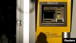 Банкамат філіялу Пірэус Банка ў Атэнах. За выключэньнем некалькіх буйных міжнародных філіяў, усе банкі ў Атэнах не працуюць.