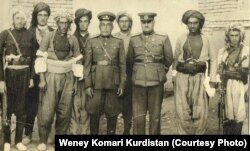 محمد حسین سیف قاضی، وزیر دفاع «جمهوری کردستان» (نفر سوم از راست) در کنار تعدادی از فرماندهان کرد