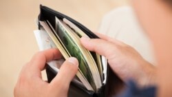 Diňle: Balkanda dollaryň gara bazarynda iki kurs emele geldi, aşa köne banknotlaryň satyn alynmagy bes edildi