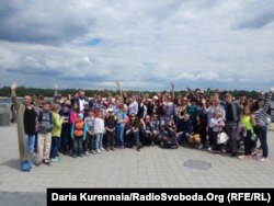 Дети перед речной прогулкой