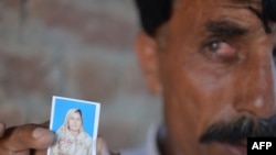 شوهر فرزانه می‌گوید: التماس می‌کردیم و از پلیس کمک می‌خواستیم. اما پلیس فقط نظاره‌گر بود