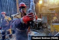 Росія. Ханти-Мансійський автономний округ. Бурова установка на Південно-Приобському родовищі ВАТ «Газпром нафта»