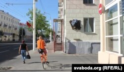 Цяпер дошка відаць усім, хто ідзе або едзе вуліцай Леніна