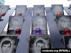 Партрэт Міхала Жызьнеўскага ( у цэнтры ў верхнім шэрагу) сярод герояй Нябеснай сотні