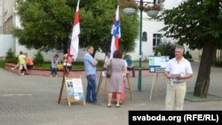 Алег Аксёнаў і пікет БХД