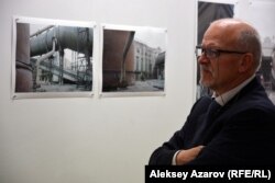 Луганодан келген қонақтардың бірі көрмеде тұр. Алматы, 17 мамыр 2016 жыл.