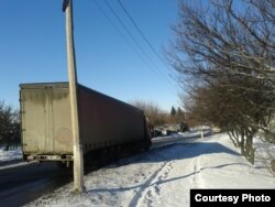 Фото автора: фура з військовим номером у колоні