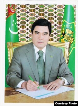 Türkmen prezidentiniň 2011-nji ýyldaky portreti.