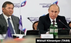 Президент Росії Володимир Путін (праворуч) і його радник Сергій Глазьєв на конференції «Православно-слов’янські цінності – основа цивілізаційного вибору України», організованій проросійською організацією «Український вибір» . Київ, 27 липня 2013 року. Нині Генпрокуратура України звинувачує Сергія Глазьєва у воєнних злочинах і причетності до так званої «русской весни»