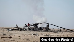 Залишки знищеного російського гелікоптера на аеродромі в Гостомелі на Київщині