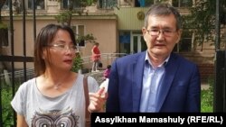 Ерлан Қалиев (оң жақта) Алмалы аудандық сотынан шығып келеді. 21 мамыр 2019 жыл.