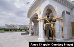 یکی از ۲۷ مجسمه از جنگجویان قدیم ترکمن در اطراف سازه یادبود استقلال.