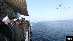 حضور روحانی در یکی از مانورهای دریایی ایران در تنگه هرمز