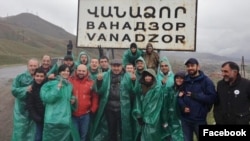 Amenia - Opposition leader Nikol Pashinian (C) and his supporters pose for a photograph outside Vanadzor, 3 April 2018.