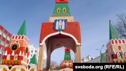 Падарункі ад гарадоў-пабрацімаў. На вежах бутафорскага Маскоўскага крамля дадзеныя герб Магілёва і афіцыйны герб Беларусі