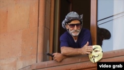 Полиция бекетинин ичиндеги куралчан топтун мүчөсү.