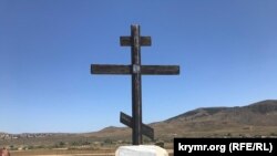 Крест в бухте Капсель в честь теплохода «Князь Багратион», август 2020 года