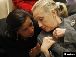 АКШнын Мамкатчысы Хиллари Клинтон (оңдо) жыйындагы сөзүнүн алдынан Кошмо Штаттардын БУУдагы элчиси Сьюзан Райс менен акылдашып жатат, Нью-Йорк, 31-январь, 2012