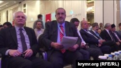 Конгресста катнашучылар, уртада Кырымтатар мәтлесе рәисе Рефат Чубаров