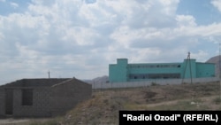 Вид на здание колонии в Худжанде
