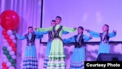 Казан башкорт якшәмбе мәктәбе биючеләре. Җитәкчесе Динә Мамбеткулова