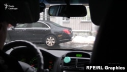 Мерседес Вадима Столара біля бічних воріт АП