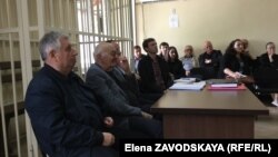 Авторы учебника «История Абхазии» Станислав Лакоба и Олег Бгажба в зале суда