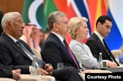 Президент Шавкат Мирзиёев ва Европа Комиссияси президенти Урсула фон дер Ляйен (ўртада). Европа Иттифоқи-Марказий Осиё саммити. Самарқанд, 3 апрел, 2025 йил.