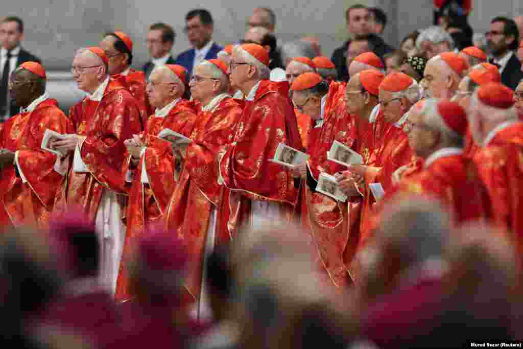 Кардинали на святій месі з нагоди обрання нового папи у базиліці Святого Петра у Ватикані, яку очолює декан Колегії кардиналів, кардинал Джованні Баттіста Ре, Ватикан, 7 травня 2025 року