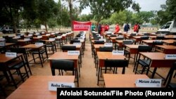 نام ده‌ها دانش‌آموز دختر مفقود، در پنجمین سالگرد ربودن‌شان توسط بوکو حرام در آوریل ۲۰۱۹ بر میزهای مدرسه